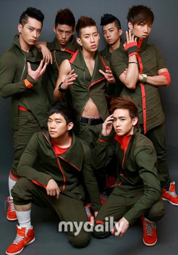 韓國2PM組合最新動(dòng)態(tài)，小巷音樂(lè )風(fēng)暴與隱藏小店探秘