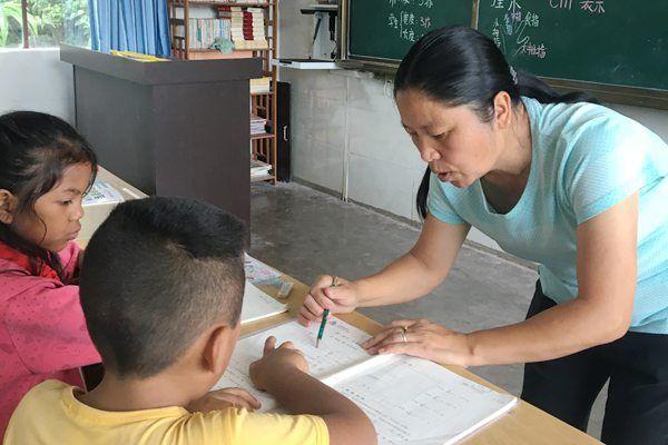 張老師，教育領(lǐng)域的璀璨新星閃耀教育界的光輝典范