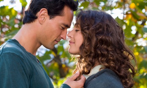 時(shí)代變遷下的新型親吻，情感表達的新方式