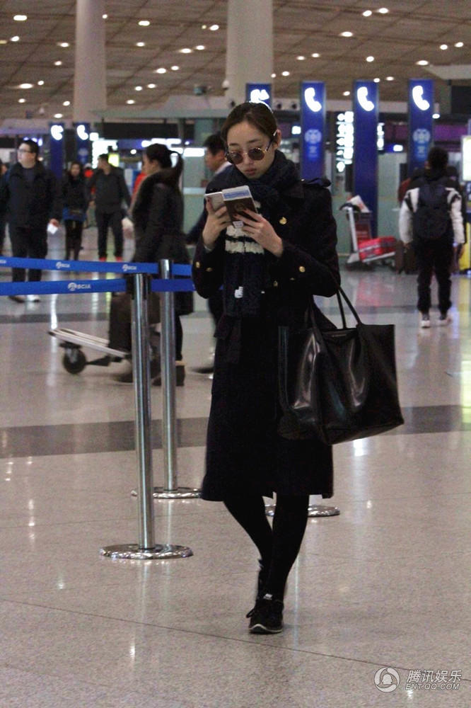 女星機場(chǎng)最新照片，星光下的溫馨相遇