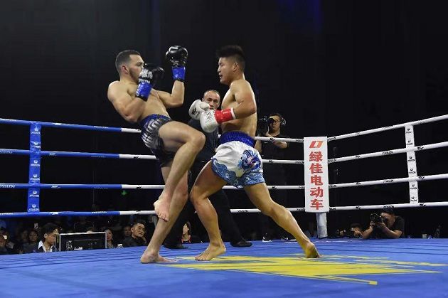 位寧輝最新比賽視頻，小巷深處的格斗與美食奇遇