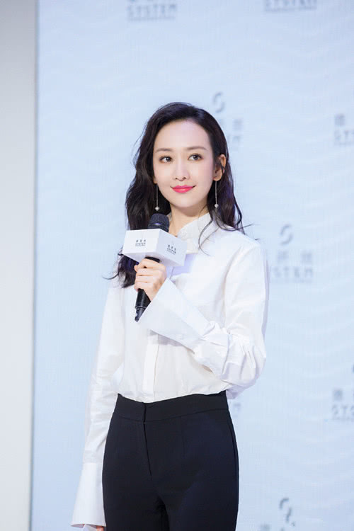 王鷗明星大偵探造型，自然美景中的心靈探索之旅