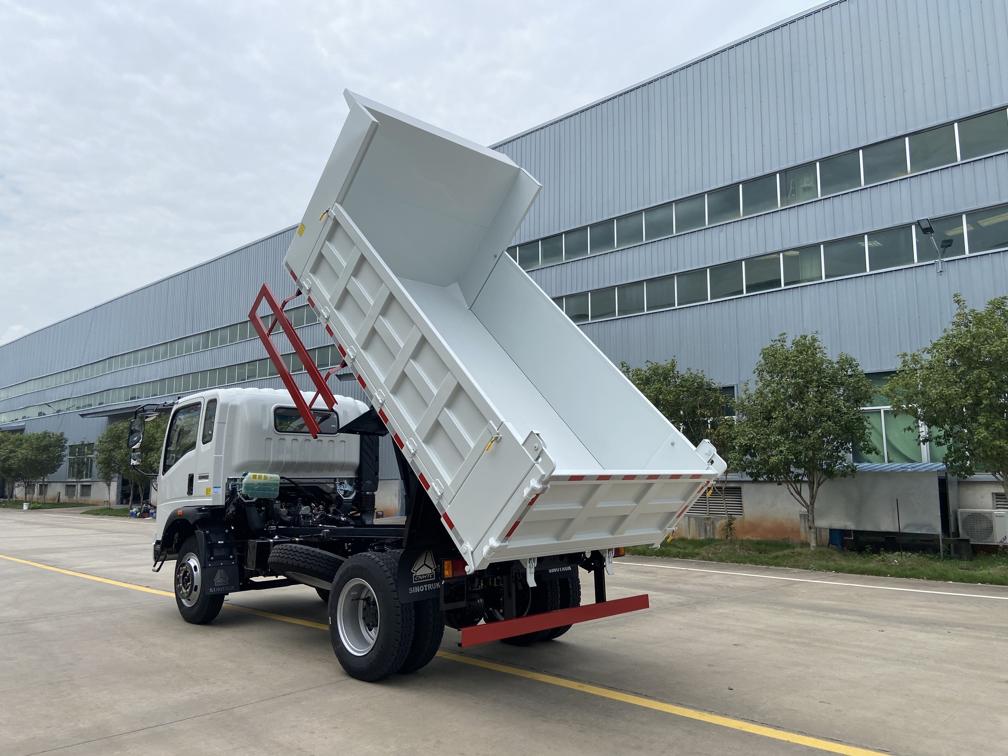 最新款自卸卡車(chē)，自然美景探索之旅的得力伙伴