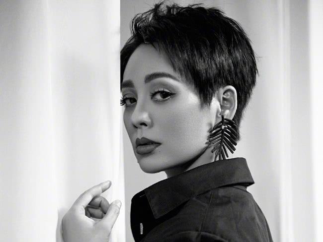 成旭演員，科技之光下的生活重塑者