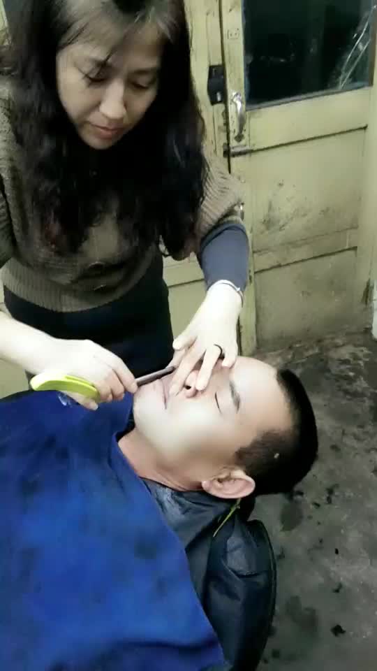 女人刮臉最新視頻，時(shí)尚美容新趨勢揭秘