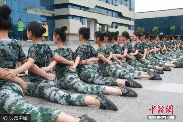 獨家揭秘，探索小巷深處的軍訓新風(fēng)尚——2025軍訓最新視頻亮相！