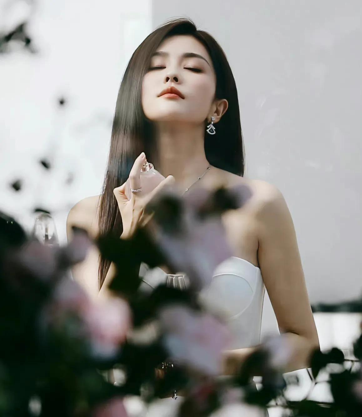 劉雯最新壁紙，時(shí)尚魅力的完美展現
